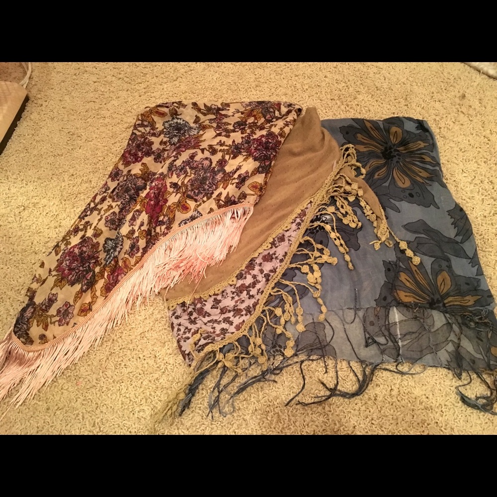 ••3 Scarf Bundle••